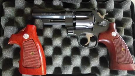 Vendo éste magnífico revólver, en estado impecable y con muy pocos disparos y dos juegos de cachas originales, 00