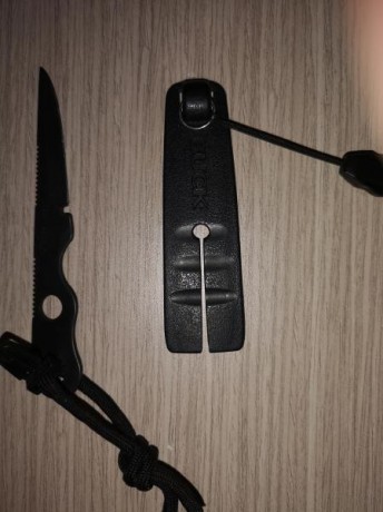 Pequeño cuchillo para bota o cuello marca Buck, color negro antirreflectante,4,5 cms. hoja, largo total 00