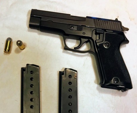 Se vende Sig Sauer P-220, calibre 45 ACP, con dos cargadores. Estado Impecable.
350 euros envío incluido 02