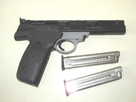 Vendo Smith  &  Wesson M1 22 LR con maletin y dos cargadores .
Arma en perfecto estado Muy poco usada 01