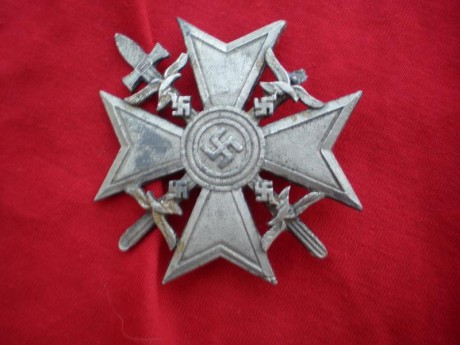 A caído en mis manos una cruz de la legion condor, pero no se si es replica o falsa haber si algún guro 02