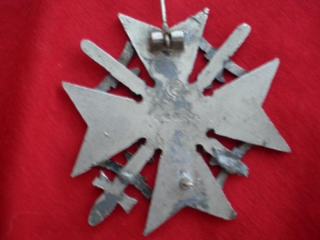 A caído en mis manos una cruz de la legion condor, pero no se si es replica o falsa haber si algún guro 01
