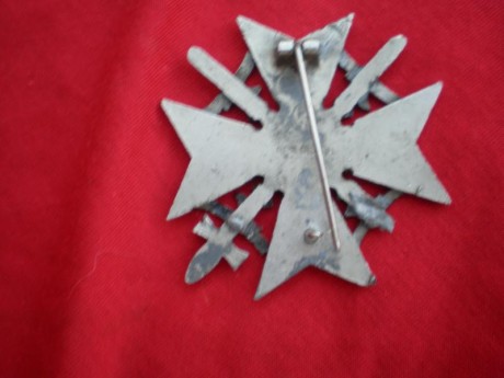 A caído en mis manos una cruz de la legion condor, pero no se si es replica o falsa haber si algún guro 12