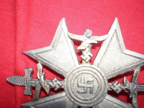 A caído en mis manos una cruz de la legion condor, pero no se si es replica o falsa haber si algún guro 11