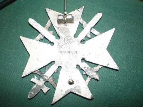 A caído en mis manos una cruz de la legion condor, pero no se si es replica o falsa haber si algún guro 10