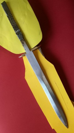 Hace relativamente poco tiempo, le eché el guante a una bayoneta suiza del stg 56, la cual tenia muchísimas 02
