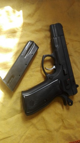 v brno.jpg endo mi arma particular por cambio.
se trata de una pistola marca BRNO modelo 75 de 9 mm.
Solo 00