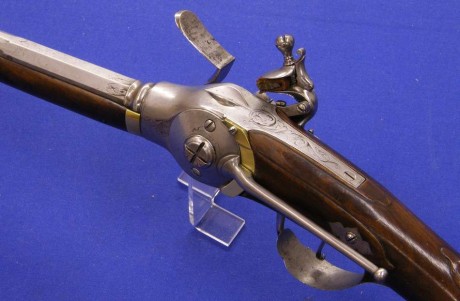 Voy a colocar unas fotos de un arma larga alemana de llave de mecha del siglo XVI. 21