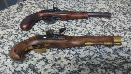 Hola. Vendo dos pistolas de Ardesa en calibre 45. Son una pionner de pistón y una Kentucky de chispa. 02
