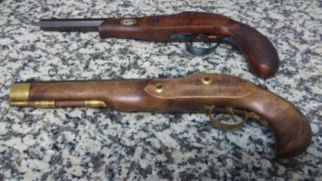 Hola. Vendo dos pistolas de Ardesa en calibre 45. Son una pionner de pistón y una Kentucky de chispa. 01