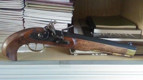 Hola. Vendo dos pistolas de Ardesa en calibre 45. Son una pionner de pistón y una Kentucky de chispa. 00