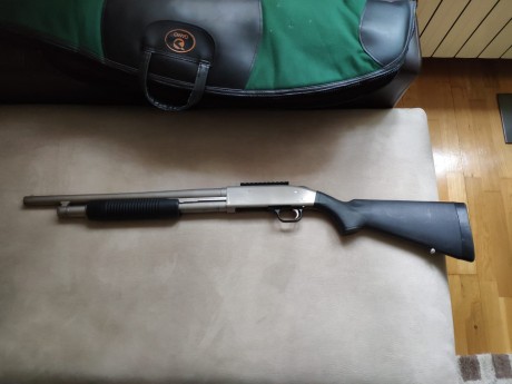 Se vende escopeta de corredera de la marca Mossberg, compatible con cartuchos del 12 y 12.70, modelo mariner 02