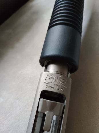 Se vende escopeta de corredera de la marca Mossberg, compatible con cartuchos del 12 y 12.70, modelo mariner 01