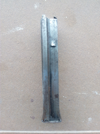 Buenos dias.
Pido opinión para identificar este cargador tipo Mauser, podría ser de Asta F, 903...
El 01