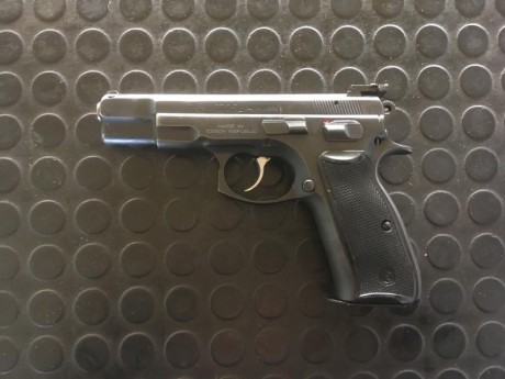 Hola amigos! ya que se muestran tantas armas buenas creo que a los propietarios de una cz 75 se nos tendría 71