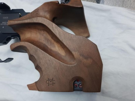 MORINI CM 84 para la modalidad de pistola libre. Cacha MORINI talla M sin retocar ni limar ni empastar, 00