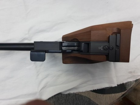 MORINI CM 84 para la modalidad de pistola libre. Cacha MORINI talla M sin retocar ni limar ni empastar, 12
