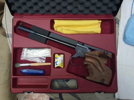 MORINI CM 84 para la modalidad de pistola libre. Cacha MORINI talla M sin retocar ni limar ni empastar, 10