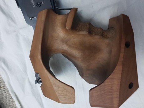 MORINI CM 84 para la modalidad de pistola libre. Cacha MORINI talla M sin retocar ni limar ni empastar, 20