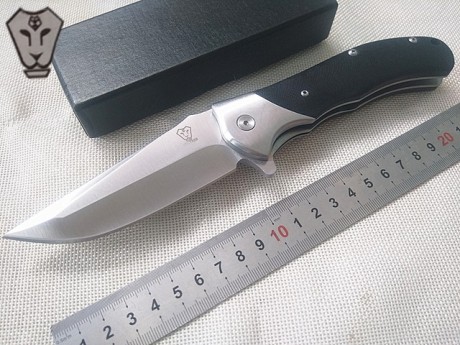 Hola.

Se muy poco de navajas pero voy a regalar, por compromiso social, una de estas tres navajas de 00