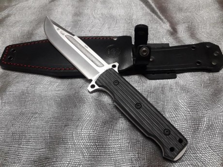 Vendo cuchillo nieto Fighter, totalmente nuevo en su caja original. Esta en Valencia. 60€portes incluidos 21