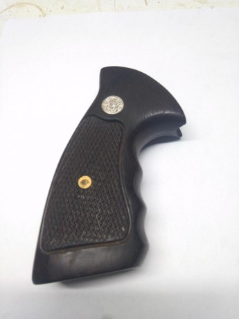 Busco cachas para revolver S&W 686 de 4 pulgadas cal.357 11