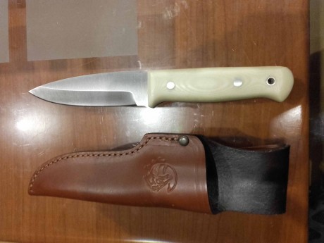 Vendo cuchillo J&V CDA idéntico al modelo Woodlore pero con mango en micarta blanca. Tal vez sea el 01