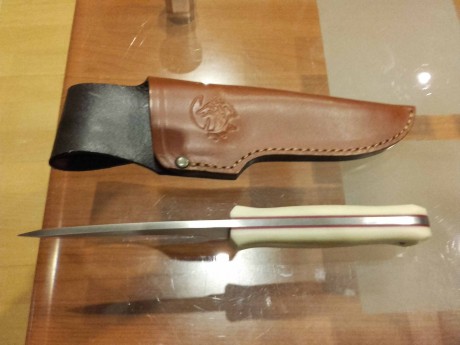 Vendo cuchillo J&V CDA idéntico al modelo Woodlore pero con mango en micarta blanca. Tal vez sea el 00