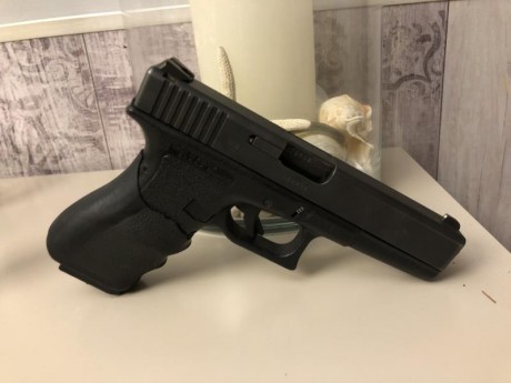Se VENDE pistola GLOCK 17 en perfecto estado. Se vende junto a 4 cargadores con sus respectivos portacargadores 11
