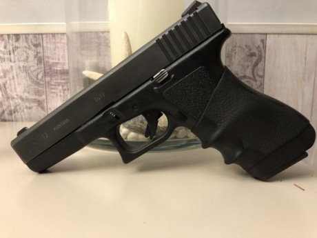 Se VENDE pistola GLOCK 17 en perfecto estado. Se vende junto a 4 cargadores con sus respectivos portacargadores 10