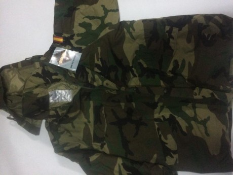 Chaquetones verde de GORETEX 
Dispongo de 1 talla SG-----50€ (nuevo)
                   1 talla P------40€ 00