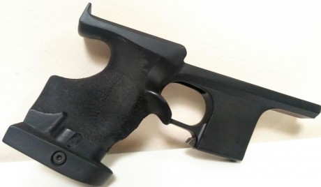 Vendo cacha diestra original  talla M de la Hammerli SP20. Precio 90 euros, portes incluidos. 
Se encuentra 02
