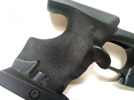 Vendo cacha diestra original  talla M de la Hammerli SP20. Precio 90 euros, portes incluidos. 
Se encuentra 01