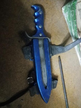 Hola a todos.
Estoy buscando información sobre este cuchillo y si tiene algún valor económico.
Es de la 01