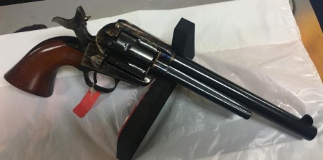 Vendo revolver  ALDO UBERTI,  calibre 45, cañón de 19 cm., modelo 0415 CATTL.NM. 
bascula color jaspe
 00
