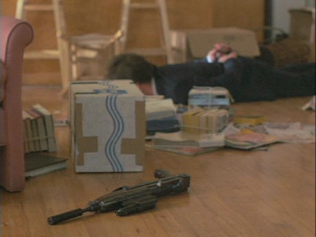 Compañeros,

En vista de las ganas de algunos (Elcafe, Wilcow, Vrakk, etc) por adivinar armas de películas 90