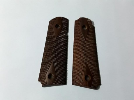  20181126_201218.jpg  20181126_201252.jpg 
Cachas en madera picada para colt 1911. 01