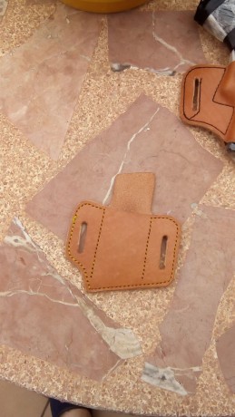 El primer paso fue buscar una hoja grande de papel en donde cupiera el revólver y marcar una línea en 50