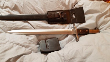 Vendo cargador y bayoneta en buen estado ambos, no los vendo por separado, 250 euros, para verlos en Madrid 02