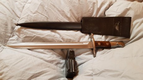 Vendo cargador y bayoneta en buen estado ambos, no los vendo por separado, 250 euros, para verlos en Madrid 01