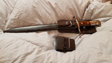 Vendo cargador y bayoneta en buen estado ambos, no los vendo por separado, 250 euros, para verlos en Madrid 00