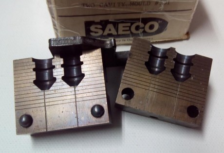 VENDO molde de acero, marca SAECO , Ref.#501,  de dos cavidades para maxibala de 225 gr. Cal. 45.
La marca 01