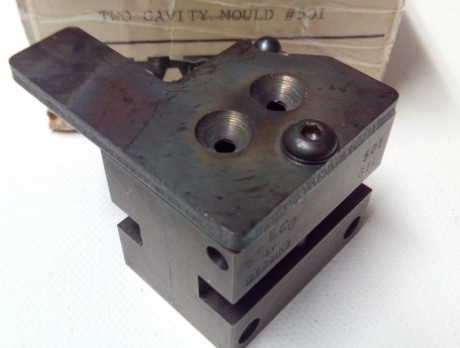 VENDO molde de acero, marca SAECO , Ref.#501,  de dos cavidades para maxibala de 225 gr. Cal. 45.
La marca 00