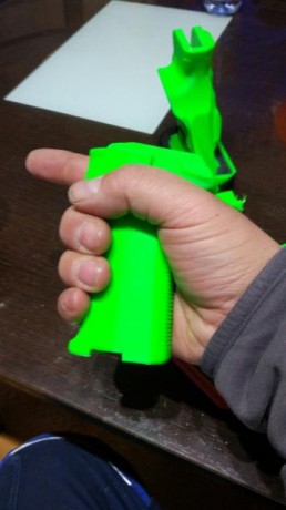 Un grip más largo para esta pequeña,
Este está echo en verde pero se puede hacer en negro también.
18 02