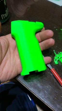 Un grip más largo para esta pequeña,
Este está echo en verde pero se puede hacer en negro también.
18 00