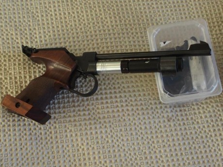 La pistola en cuestion es una Walther CP2 super-precisa con la peculiaridad de que se incluye un adaptador 02