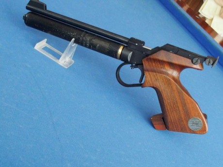 La pistola en cuestion es una Walther CP2 super-precisa con la peculiaridad de que se incluye un adaptador 11
