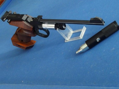 La pistola en cuestion es una Walther CP2 super-precisa con la peculiaridad de que se incluye un adaptador 20