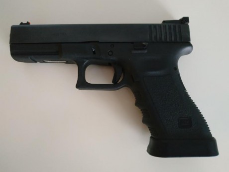 GLOCK17 3GEN  en perfecto estado, con muy pocos disparos. Con alza+punto de mira LPA, 4 cargadores Glock, 02