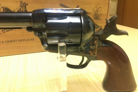 Vendo revolver  Aldo Uberti , calibre 45, cañón de 5 1/2" , modelo 0411 cattl. nm. bascula color 00